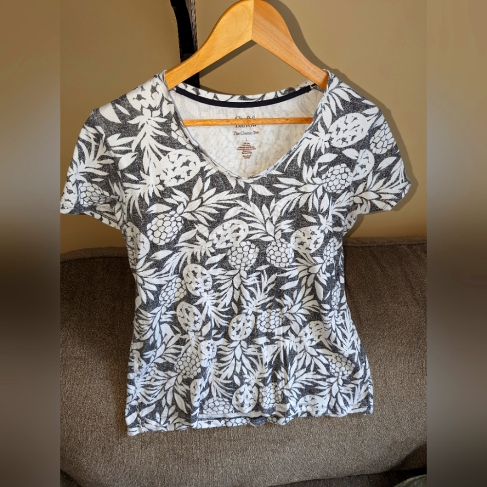 Croft & Barrow Pineapple V Neck T-shirt L